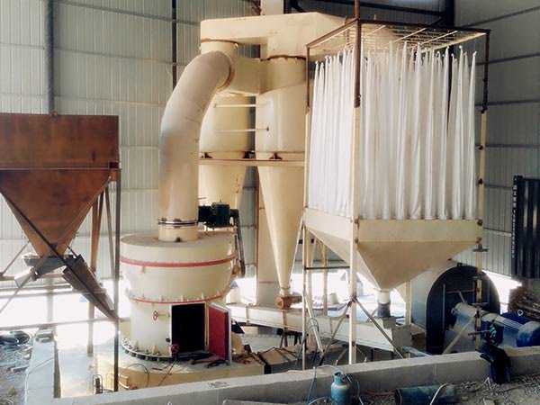 大型雷蒙磨粉機現(xiàn)場圖