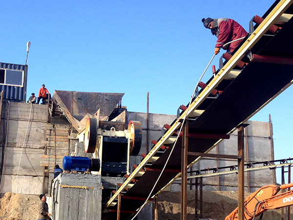 顎式破碎機(jī)現(xiàn)場(chǎng)圖1