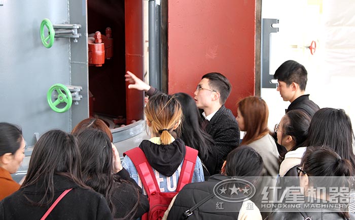 用戶考察石灰石磨粉機(jī)廠區(qū)