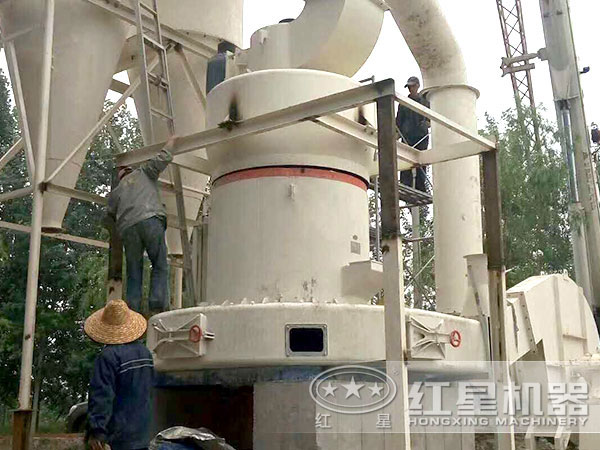 石灰石磨粉機(jī)工作現(xiàn)場(chǎng)