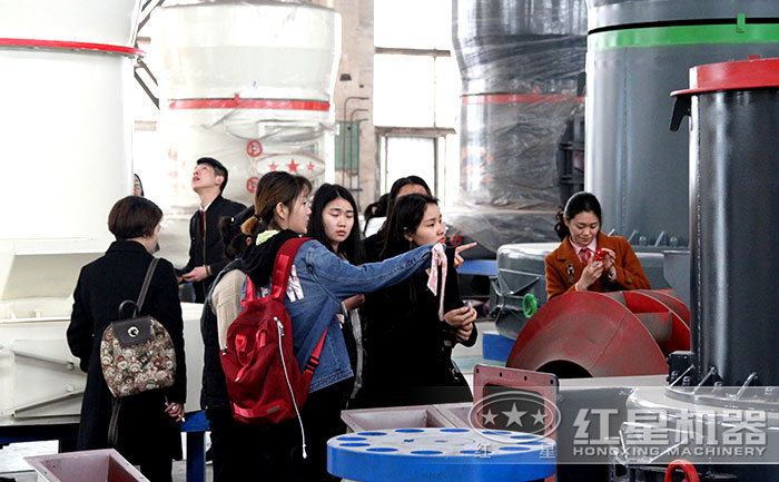 用戶考察石灰石磨粉機(jī)廠區(qū)