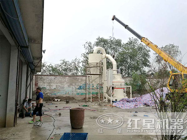 石灰石磨粉機(jī)工作現(xiàn)場(chǎng)